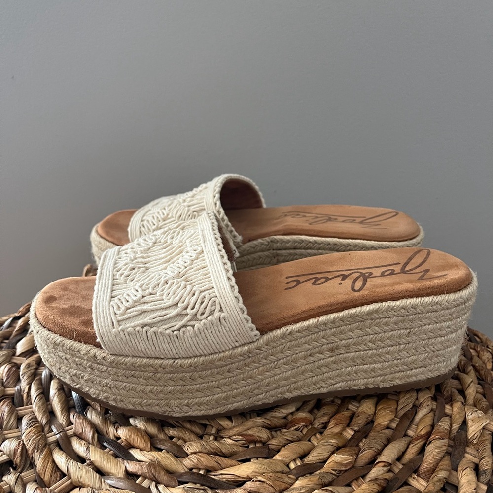 Zodiac Woven Espadrille Platform Slide Cream
Size 8
Worn twice
Smoke free home